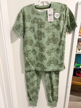 George Boys' Two Piece Pajama Set Size M/L/XL
